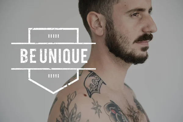 Hombre con tatuajes en el estudio — Foto de Stock