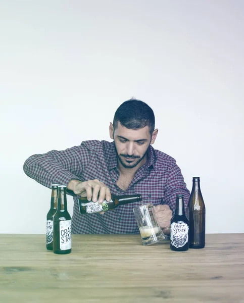 Uomo versa birra a vetro — Foto Stock