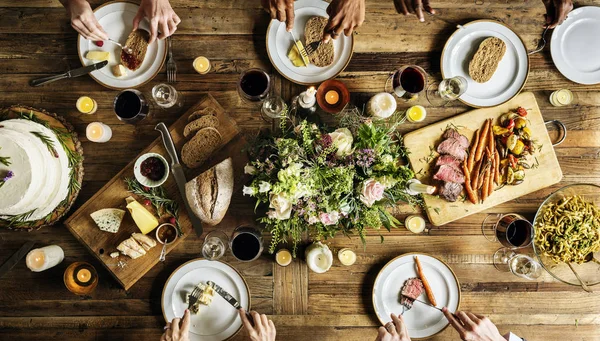 Gelin ve damat arkadaşlarıyla yemek — Stok fotoğraf