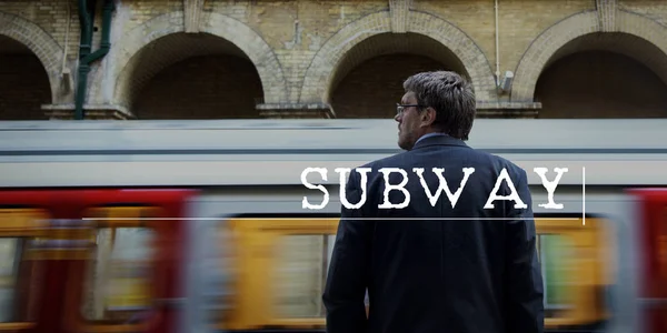 Homme d'affaires debout dans le métro — Photo