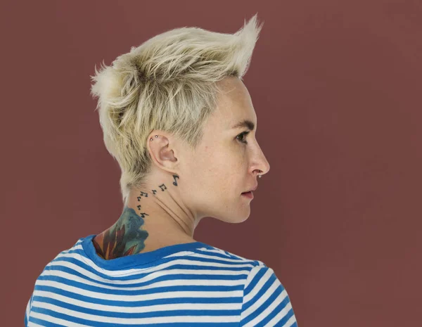 Attraente donna bionda con tatuaggi — Foto Stock