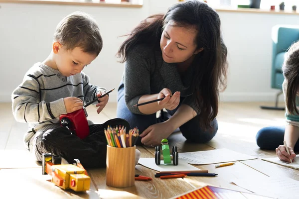 Matka učí syna kreslit — Stock fotografie