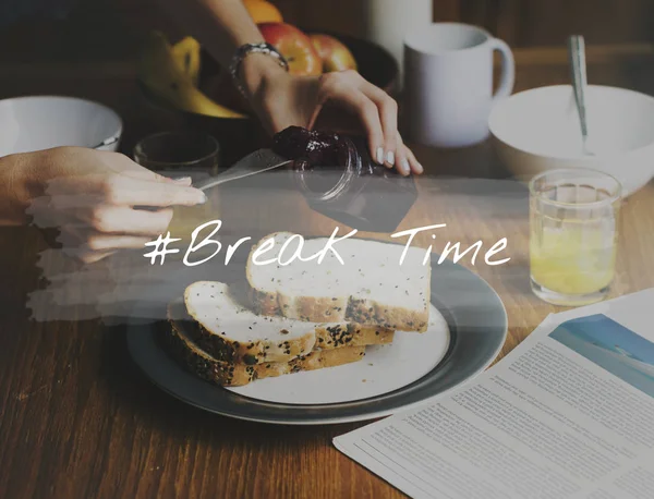 Femme prenant le petit déjeuner — Photo