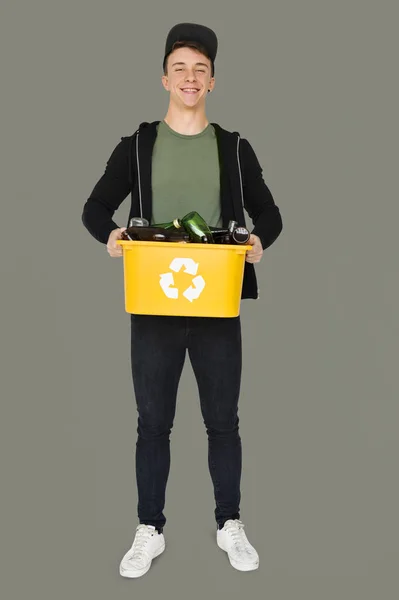 Hombre sosteniendo botellas reciclables en el cubo — Foto de Stock