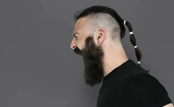 Homem adulto com barba posando em estúdio — Fotografia de Stock