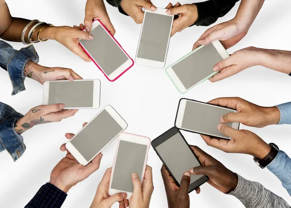 Pessoas usando telefones celulares — Fotografia de Stock