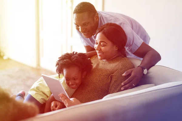 Famille utilisant la tablette — Photo