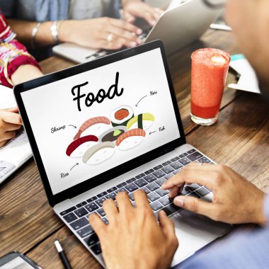 dizüstü bilgisayar kullanan adam resmini kırpılmış