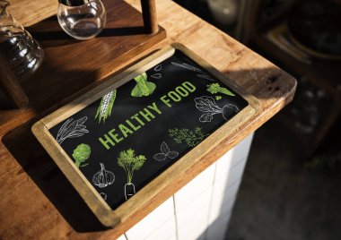 ahşap masa üzerinde tabela