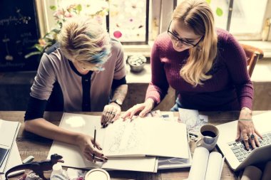 İş arkadaşları birlikte çalışıyor. 