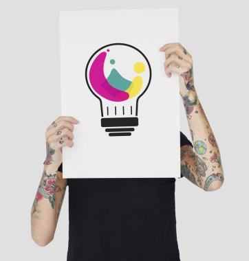 afişini tutan dövmeli kadın