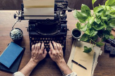 Klasik daktiloda yazan erkek eller