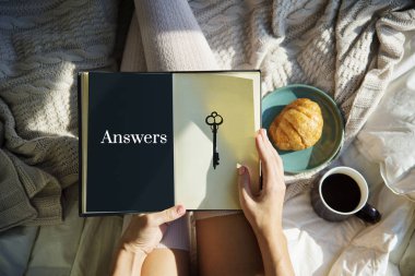 kadın yatakta kahvaltı ile rahatlatıcı