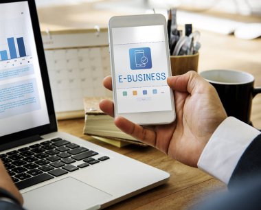 Dizüstü ve Akıllı Telefon Kullanan Adam