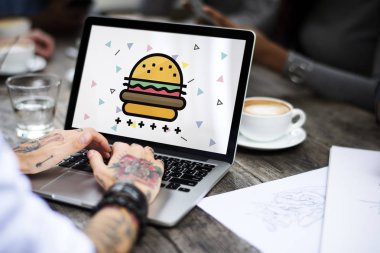 Dizüstü bilgisayarda çalışan kadın