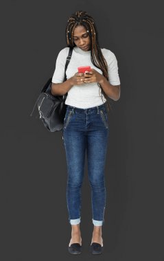 Akıllı telefon kullanan kadın