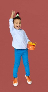 sevimli küçük çocuk hediye ile