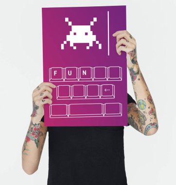 afişini tutan dövmeli kadın