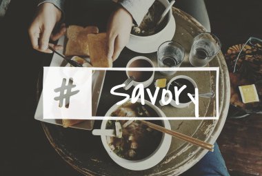 lezzetli yemekleri masasi