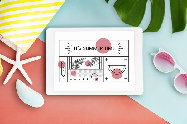 Digitální tabletu a letní prázdniny — Stock fotografie