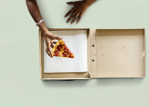 Vesz egy szelet pizza keze — Stock Fotó