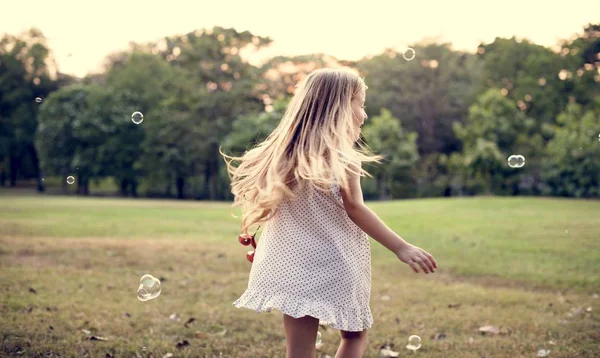 Mädchen spielt Blasen — Stockfoto