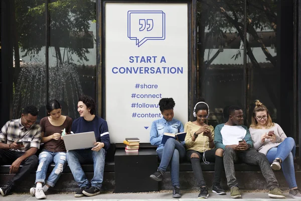 Estudiantes multiétnicos sentados en la calle —  Fotos de Stock