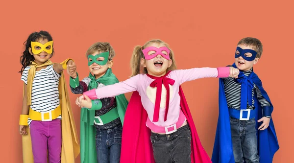 Enfants en costumes de super héros — Photo