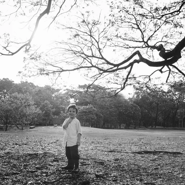 Junge steht im Park — Stockfoto