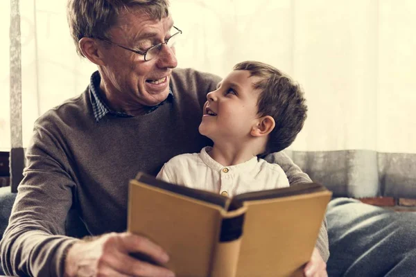 Livre de lecture grand-père et petit-fils — Photo
