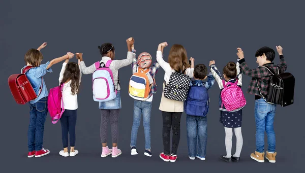 Crianças da escola com mochilas — Fotografia de Stock