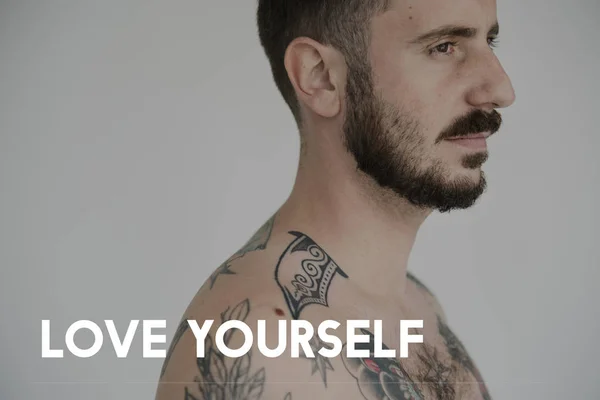 Uomo con tatuaggi in studio — Foto Stock