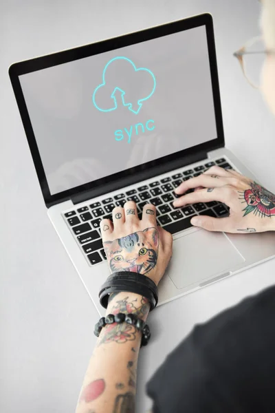 Tatuado mulher mãos no laptop — Fotografia de Stock