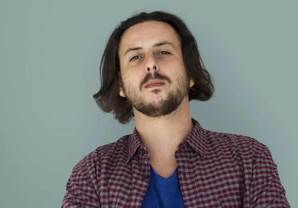 Homme sérieux avec des boucles d'oreilles — Photo