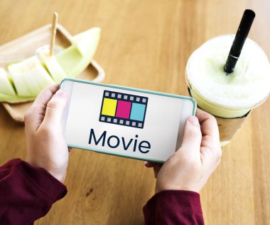 Akıllı telefon kullanan kadın