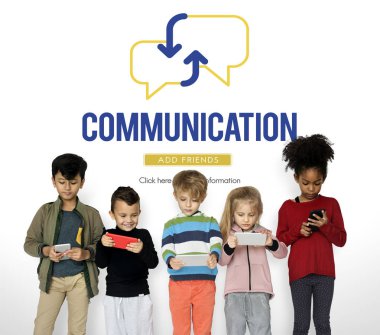 küçük çocuklar dijital cihazlar kullanarak