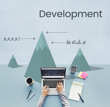 laptop ile çalışan kişi