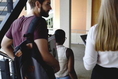 İnsanlar konuşmayı ve tartışma fikirler 