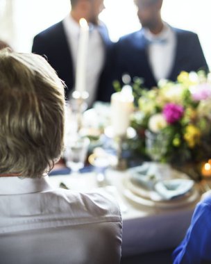 Düğün masada oturan arkadaşlar