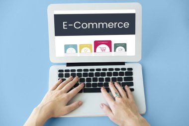 Dizüstü bilgisayarda yazan kadın klavyesi