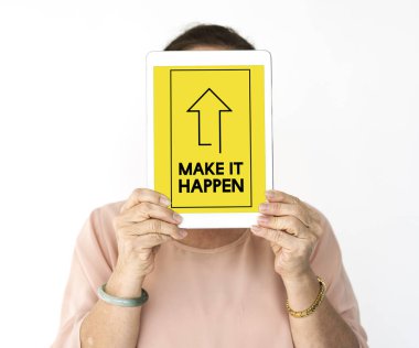 Dijital tablet tutan kadın 