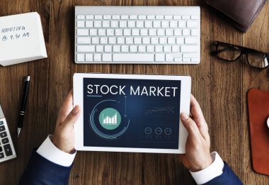 Dijital tablet kullanan işadamı