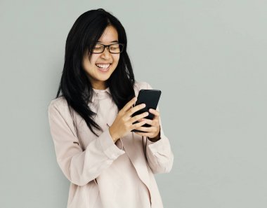 Asyalı kadın Smartphone kullanarak gülümseyen