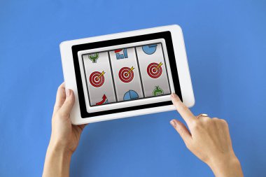 kişi holding dijital tablet