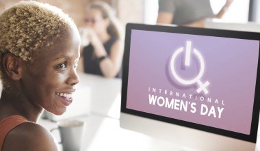 Bilgisayarda çalışan iş kadını