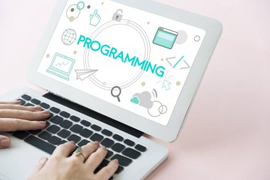 Dizüstü bilgisayarda yazan kadın klavyesi