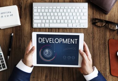 Dijital tablet kullanan işadamı