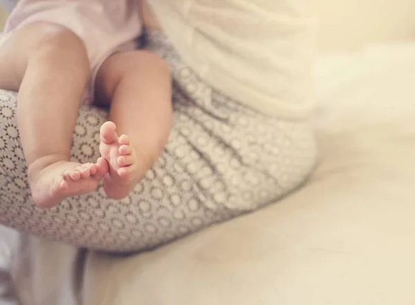 Piernas pequeñas del bebé recién nacido — Foto de Stock