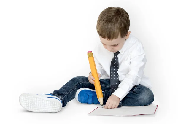Mały chłopiec w piśmie studio — Zdjęcie stockowe