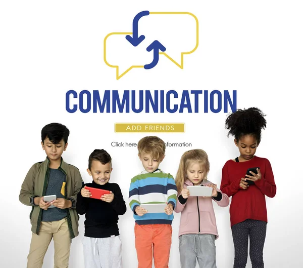 küçük çocuklar dijital cihazlar kullanarak